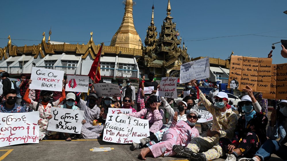 Myanmar'da darbe karşıtı eylemlerden ilginç görüntüler 1
