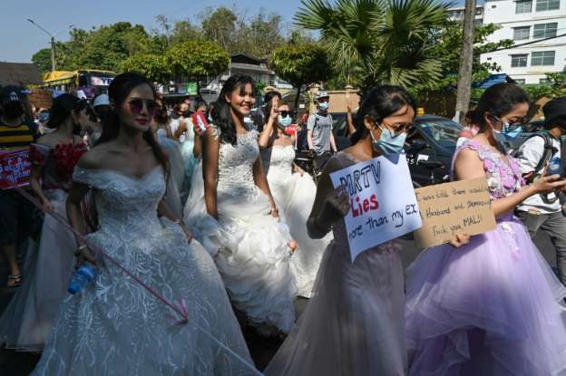 Myanmar'da darbe karşıtı gösterilerden ilginç görüntüler 3