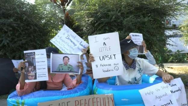 Myanmar'da darbe karşıtı gösterilerden ilginç görüntüler 4